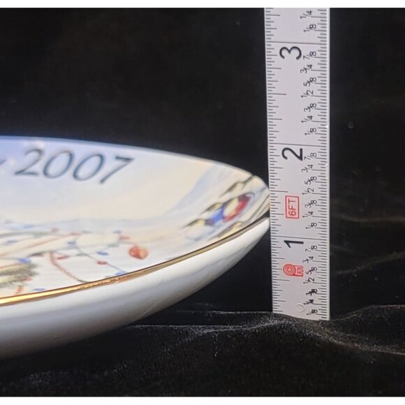 Avon Porcelain Collector's Plate "Sharing the Holidays with Friends" - Picture 9 of 9